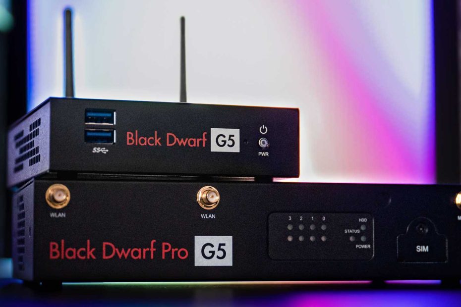 Das Bild zeigt eine Securepoint Black Dwarf G5 UTM Firewall, welche auf einer Black Dwarf Pro G5 steht.