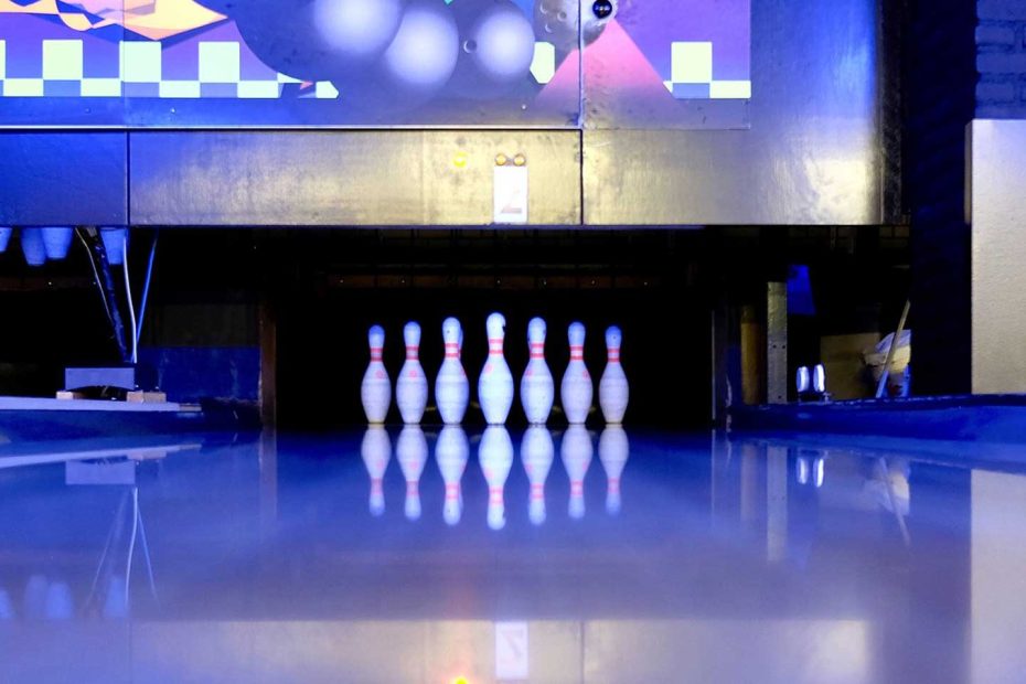Das Bild zeigt eine Bowlingbahn in einer Nahraufnahme.