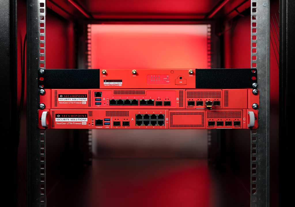 Das Bild zeigt mehrere Next-Gen UTM-Firewall-Systeme in einem 19" Rack.