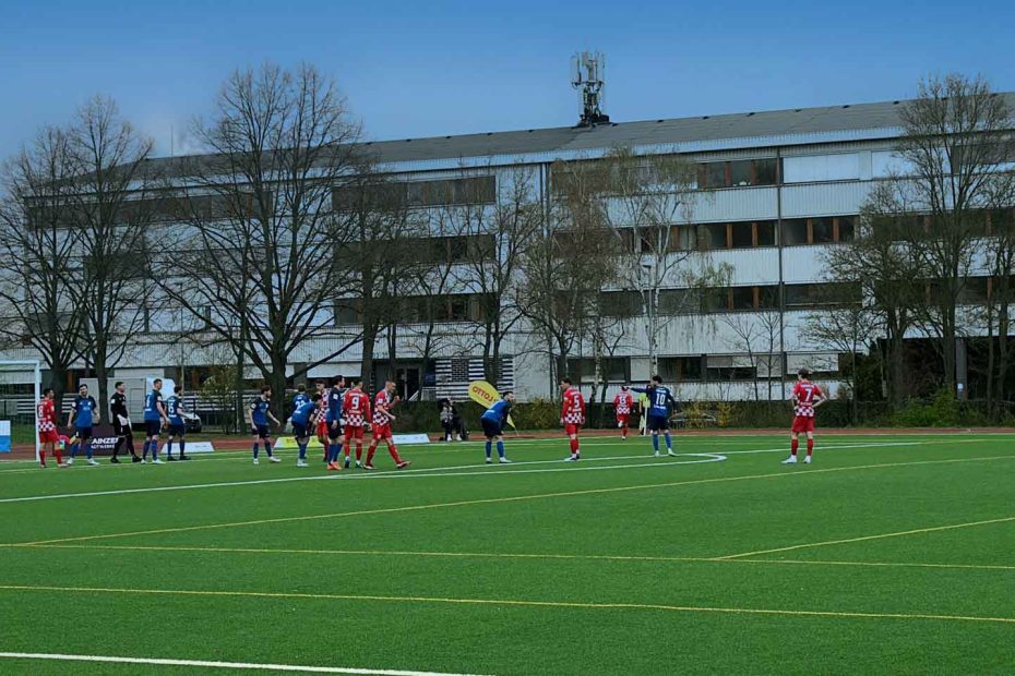 Das Bild zeigt das Spiel Schott Mainz gegen Mainz 05 vom 30.03.2024 auf dem Sportplatz im Otto-Schott-Sportzentrum