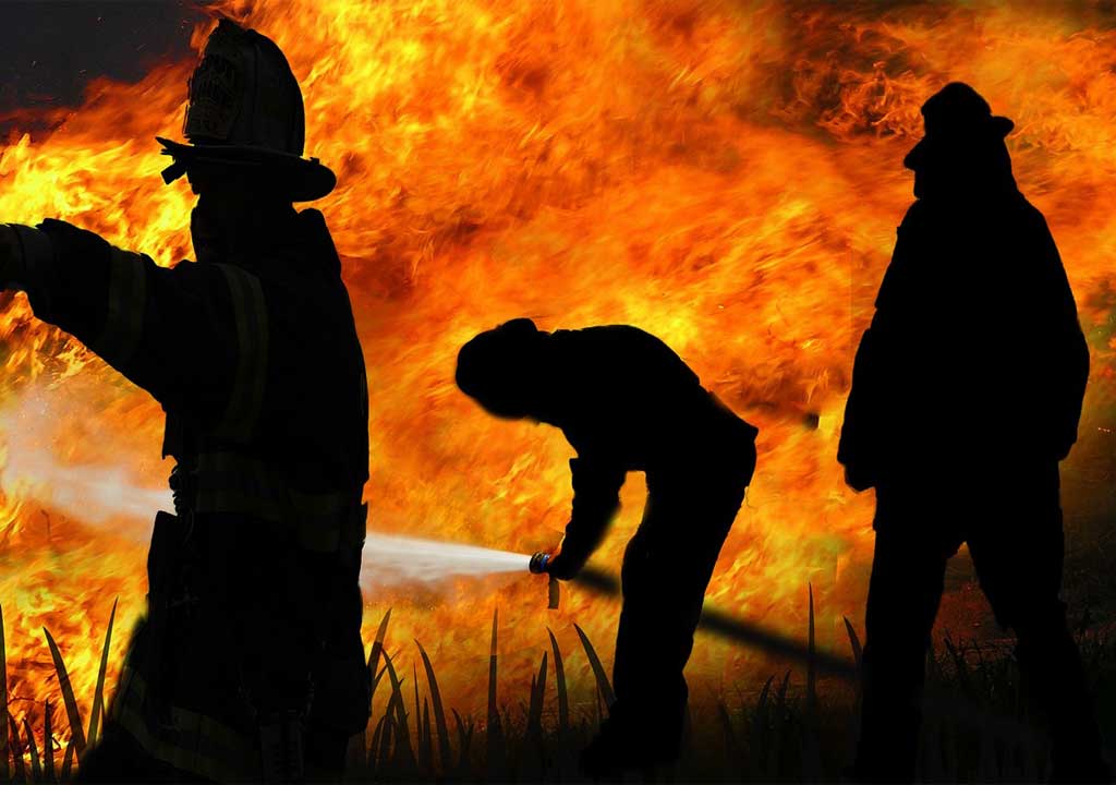 Das Bild zeigt Einsatzkräfte der Feuerwehr, welche einen Brand löschen.