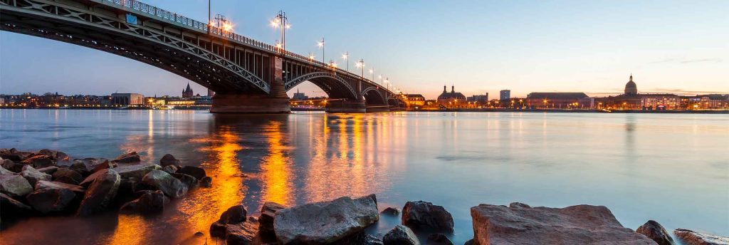 Das Bild zeigt die Theodor-Heuss-Brücke, welche Mainz und Wiesbaden verbindet. Aufgenommen wurde das Foto mit Blick in Richtung Mainz.