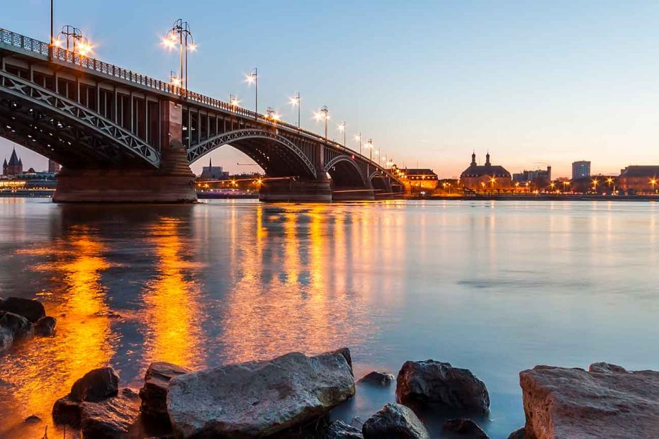 Das Bild zeigt die Theodor-Heuss-Brücke, welche Mainz und Wiesbaden verbindet. Aufgenommen wurde das Foto mit Blick in Richtung Mainz.