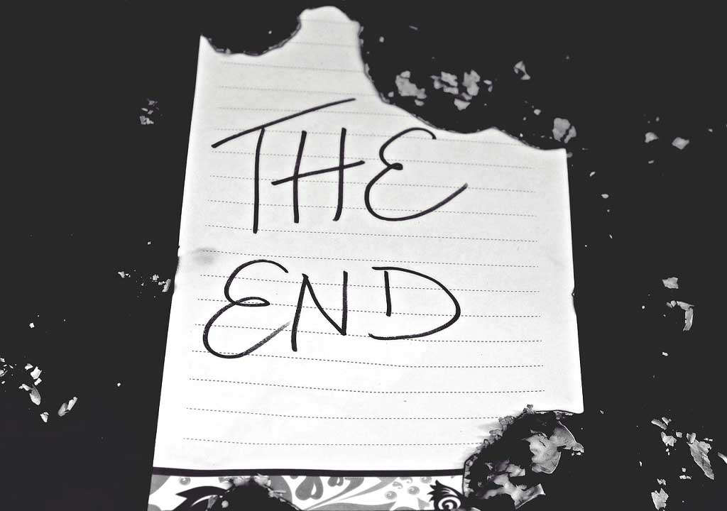 Das Bild zeigt einen Zettel mit der Aufschrift "The End".